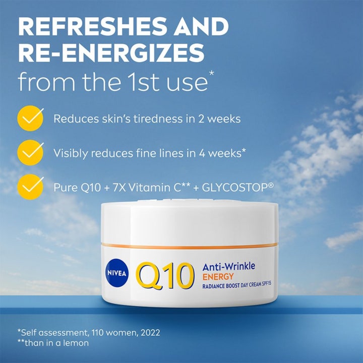 NIVEA Q10 Energy Healthy Glow Day Cream 50 ml mod rynker i hvid krukke mod en blå himmel med hvide skyer