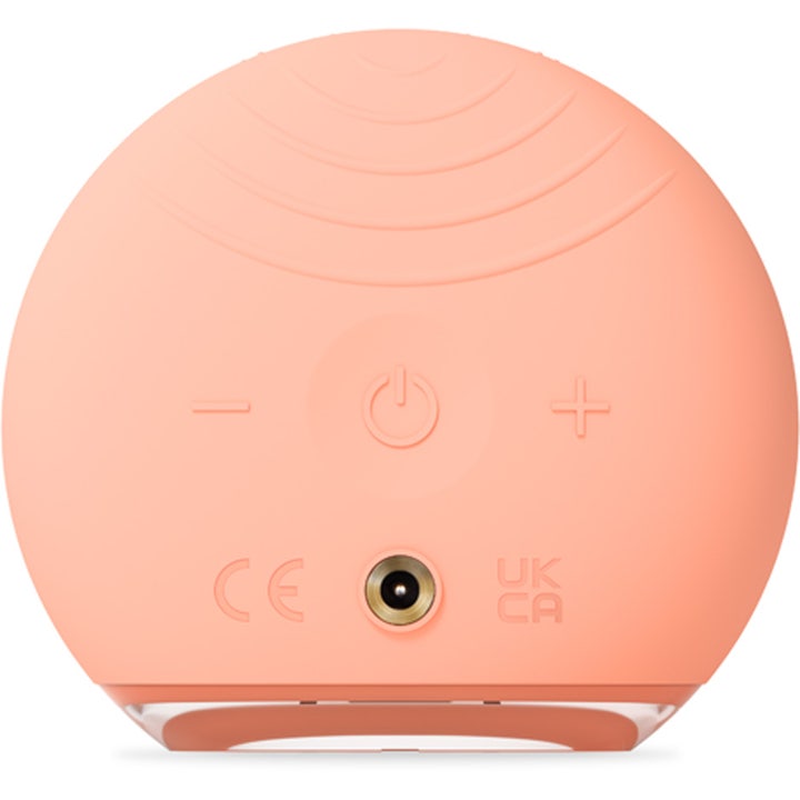 FOREO LUNA 4 go Peach Perfect 1 stk. ansigtsrens i ferskenfarvet silikone set fra bagsiden med tænd-knap og ladeport
