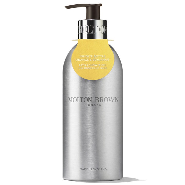 Molton Brown Orange & Bergamot Infinite Bottle showergel i genopfyldelig sølvflaske med gul mærkat og mørk pumpe.