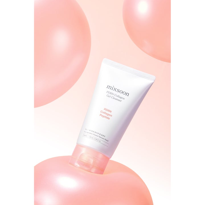 Mixsoon PDRN Collagen Gel Cleanser 100 ml ansigtsrens i hvid tube med lyserødt låg blandt lyserøde balloner