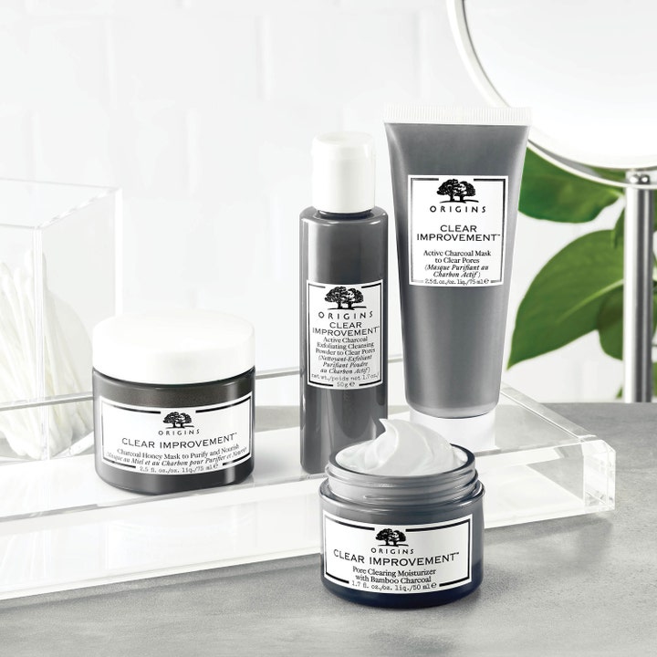 Origins Clear Improvement Active Charcoal Mask 75 ml rensende ansigtsmaske i en lys samling af hudplejeprodukter.