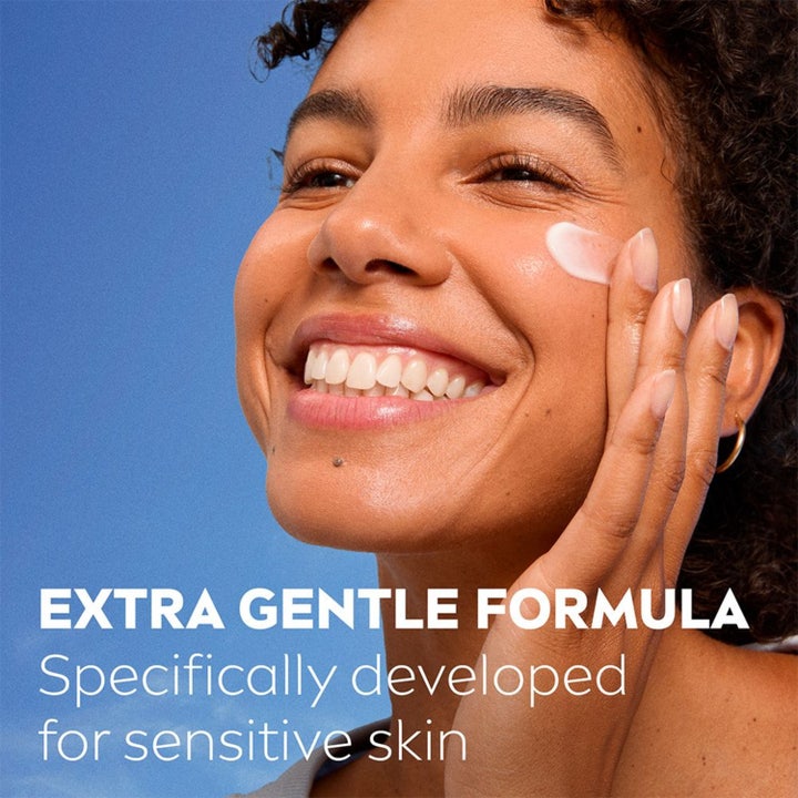 NIVEA Soothing Day Cream 50 ml beroligende dagcreme påføres af smilende kvinde på blå baggrund