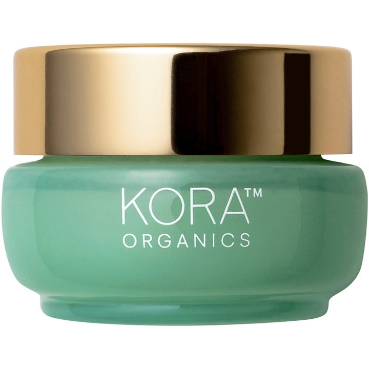 KORA Organics Turmeric Glow Moisturizer 50 ml glødgivende ansigtscreme i en grøn krukke med metallisk guldlåg