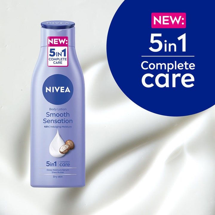 NIVEA Smooth Sensation 250 ml body lotion giver 5in1 complete care med shea butter på en cremet hvid baggrund