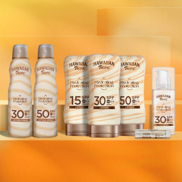 Hawaiian Tropic Hydrating Protection C-Spray 220 ml fugtgivende solspray i en samling af solcremer på orange baggrund