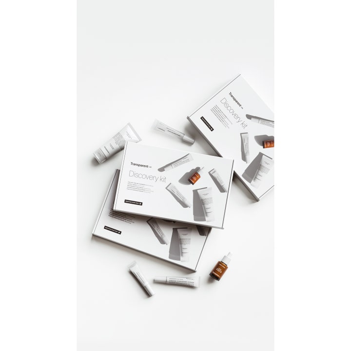 Niche Beauty Lab Transparent Lab Discovery Kit hudplejesæt med rejsestørrelser i hvide tuber og æsker
