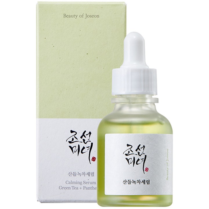 Beauty of Joseon Calming Serum 30 ml beroligende ansigtsserum med grøn te i glasflaske med hvid pipette og æske