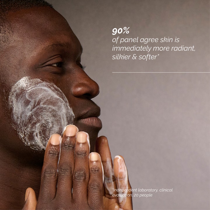 Skin Regimen Detox Cleanser 150 ml ansigtsrens. Mand påfører hvid creme. Tekst viser 90% får mere strålende hud.