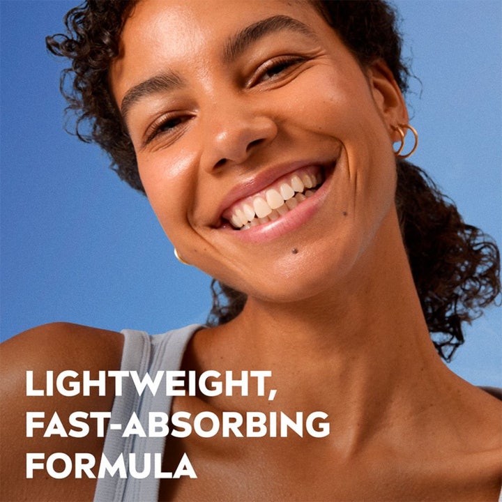 NIVEA Mattifying Day Cream 50 ml dagcreme giver en mat finish på smilende kvinde med sund hud