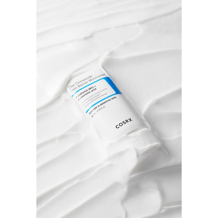 COSRX The Ceramide Skin Barrier Moisturizer 80 ml fugtgivende ansigtscreme i hvid tube omgivet af fyldig cremet tekstur