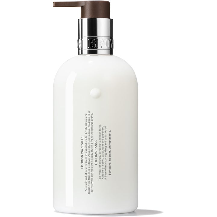 Molton Brown Orange & Bergamot Hand Lotion 300 ml plejende håndlotion i hvid flaske med tekst om duftnoter og brun pumpe
