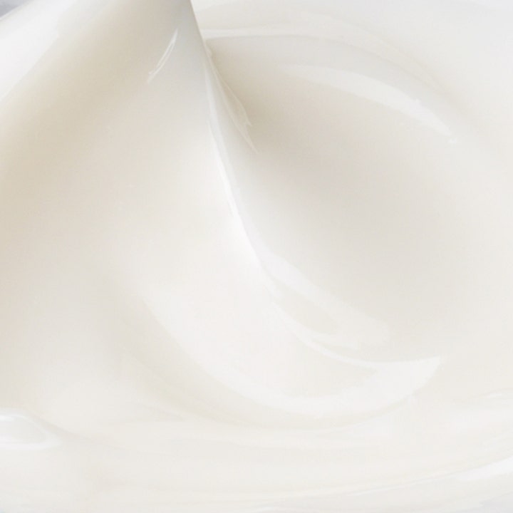 Biotherm Blue Therapy Night Cream 50 ml fugtgivende nattcreme har en rig og cremet hvid tekstur til ansigtet
