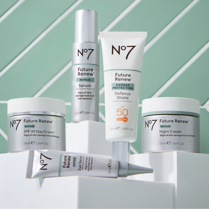 No7 Future Renew Defence Shield SPF50 50 ml solcreme vist i et sæt med hele serien på hvide blokke