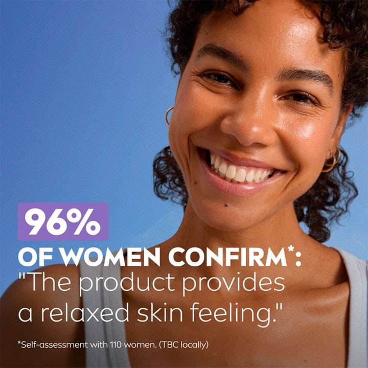 NIVEA Sensitive Cleansing Wipes 25 stk ansigtsrens til sensitiv hud med smilende kvinde og blåt baggrund