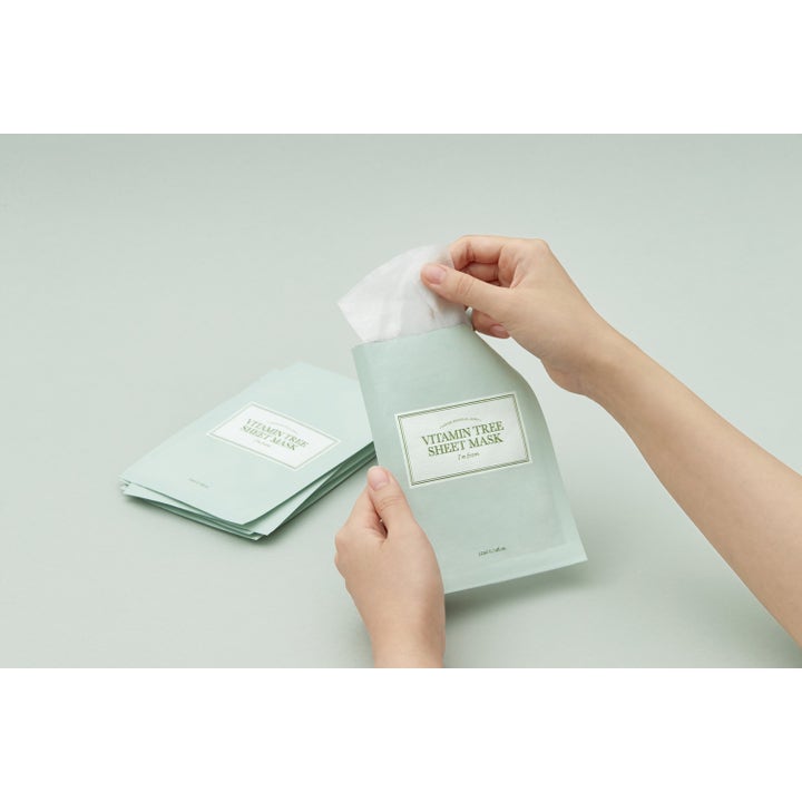 I'm from Vitamin Tree Sheet Mask 1 stk fugtgivende ansigtsmaske der viser en hvid maske blive trukket ud af pakken