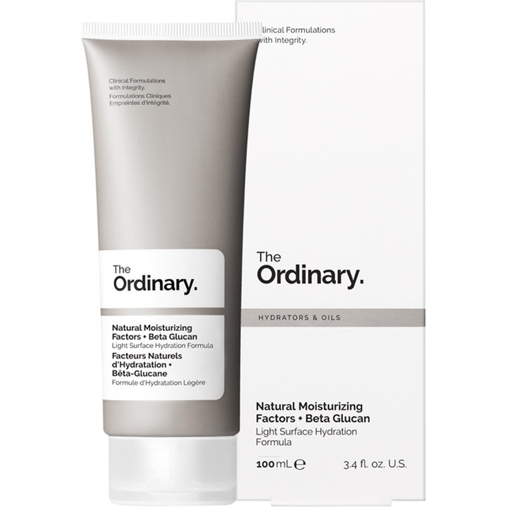 The Ordinary Natural Moisturizing Factors + Beta Glucan 100 ml fugtgivende ansigtscreme i grå tube og hvid æske.