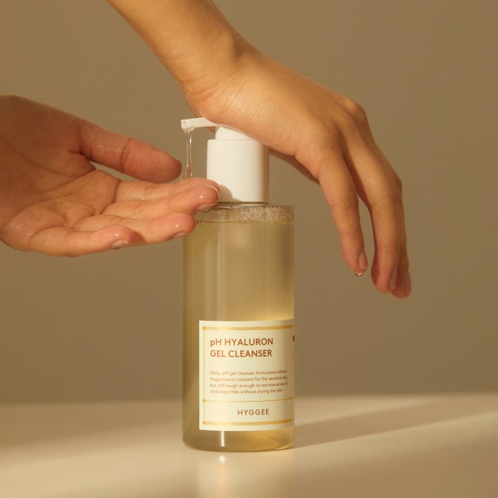 Hyggee pH Hyaluron Gel Cleanser 200 ml fugtgivende rengøringsgel i pumpeflaske der doserer klar gel i en hånd.
