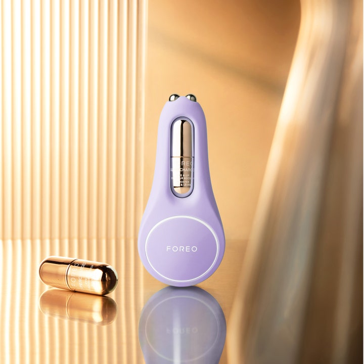 FOREO BEAR 2 eyes & lips 1 stk opstrammende microcurrent-enhed i lavender med guld booster-kapsel i gyldent lys
