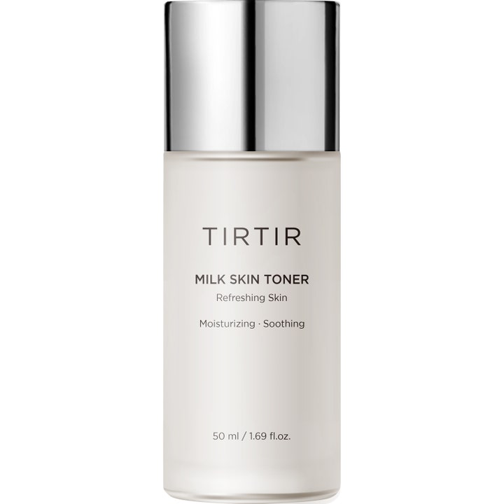 TIRTIR Milk Skin Toner 50 ml fugtgivende ansigtstoner i en frostet hvid flaske med elegant sølvlåg