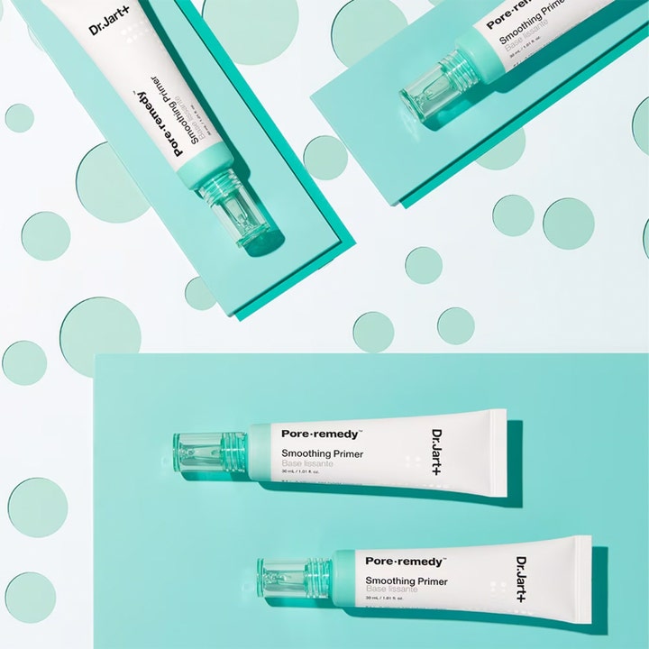 Dr.Jart+ Pore-remedy Smoothing Primer 30 ml udglattende serum i hvide tuber med mintgrønne låg på en prikket flade.