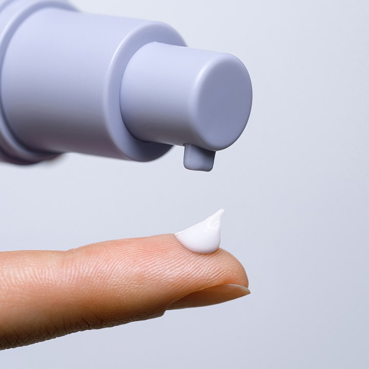 MÁDARA Retinol Alternative Eye Serum 15 ml øjencreme med hvid cremet tekstur på en fingerspids