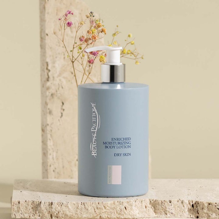 Beauté Pacifique Enriched Moisturizing Body Lotion 500 ml parfumefri bodylotion i lyseblå pumpeflaske med blomster