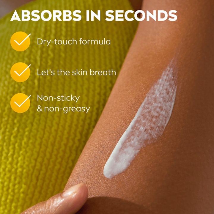 NIVEA Sun Protect & Moisture Invisible Finish 150 ml solcreme viser hvid lotion på hud med dry-touch formula.