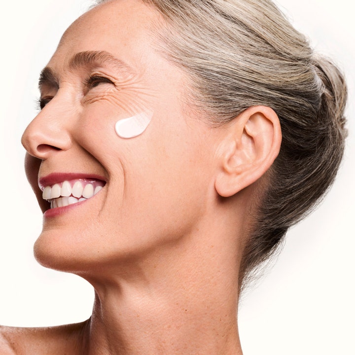 Shiseido Vital Perfection Concentrated Supreme Cream 50 ml opstrammende dagcreme på en smilende kvinde