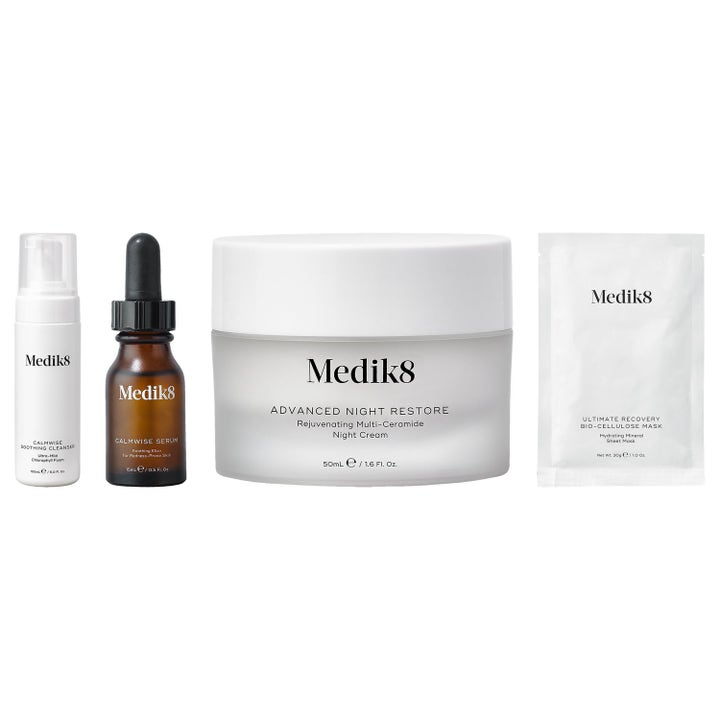 Medik8 beroligende sæt mod rødme med rens serum ansigtsmaske og natcreme i hvide flasker og en lille ravgul glasflaske