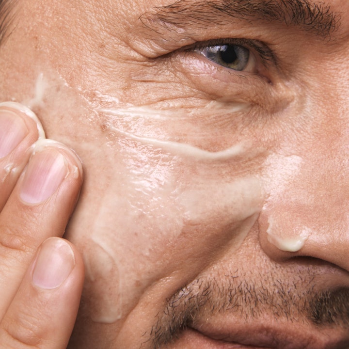 MÁDARA AGE PRO Smooth Day Cream 50 ml udglattende dagcreme der påføres moden hud med fine linjer.