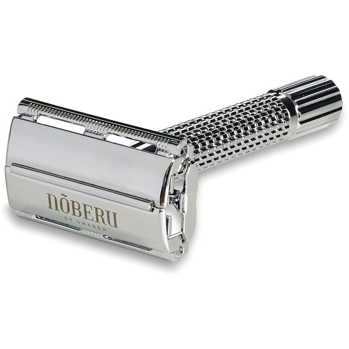 Nõberu of Sweden Butterfly Safety Razor 1 st giver en tæt barbering i blank krom med rillet håndtag og logo