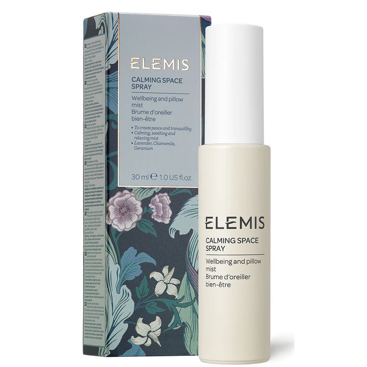Elemis Calming Space Spray 30 ml beroligende mist med lavendel og geranium i cremehvid flaske og blomstret æske.