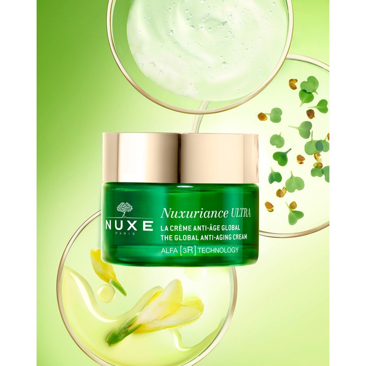 Nuxe Nuxuriance ULTRA 50 ml anti-age dagcreme i grøn krukke omgivet af friske blade og ALFA 3R teknologi