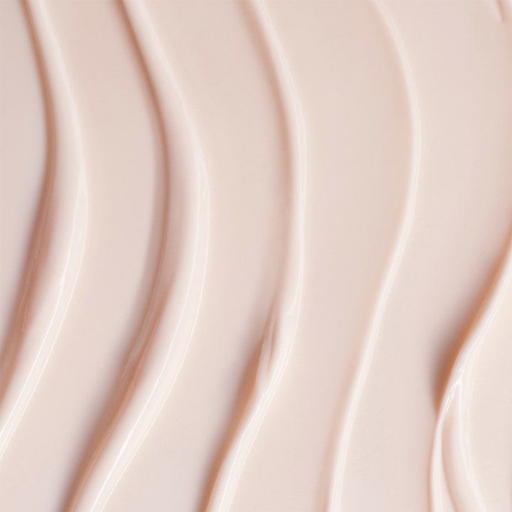 Shiseido Vital Perfection Advanced Soft Cream 50 ml opstrammende dagcreme viser en silkeblød lyserød tekstur i bølger