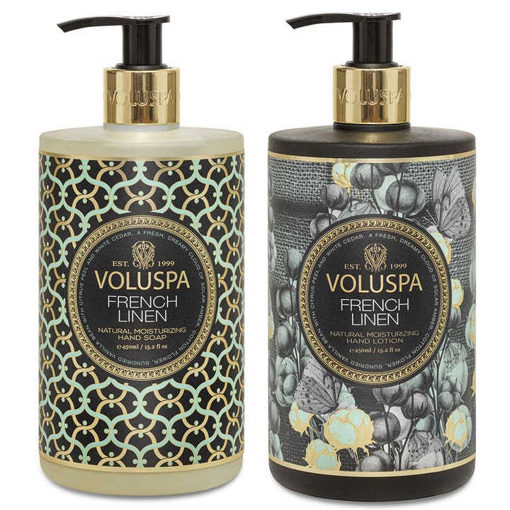 Voluspa French Linen 450 ml fugtgivende håndsæbe og håndlotion i mønstrede flasker med elegante gulddetaljer.