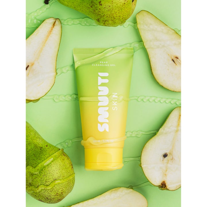 Smuuti Skin Pear Cleansing Gel 150 ml fugtgivende ansigtsrens i grøn tube omgivet af friske pærer og klar gel.