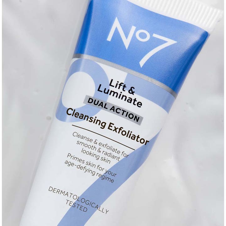 No7 Lift & Luminate Cleansing Exfoliator 100 ml eksfolierende ansigtsrens i hvid tube med blå detaljer