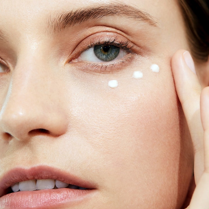 Origins Plantscription Anti-Aging Power Eye Cream 15 ml øjencreme mod rynker påført som tre hvide prikker under øjet