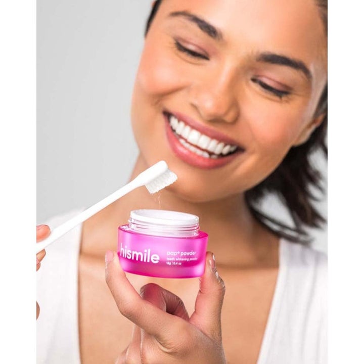 Hismile Whitening Powder 12 g tandblegning giver hvidere tænder i pink krukke vist med smilende kvinde