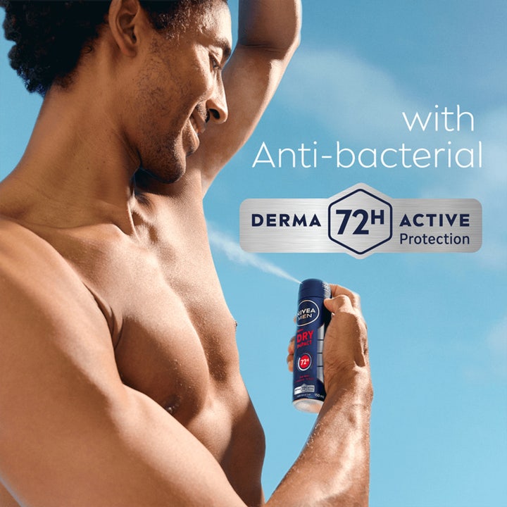 NIVEA Dry Impact Spray Deospray 150 ml herredeo giver 72h beskyttelse vist på mand der sprayer sin armhule