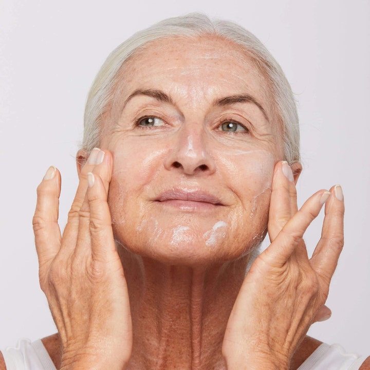 Dermalogica AGE smart Super Rich Repair 50 ml moden kvinde påfører den hvide nærende ansigtscreme