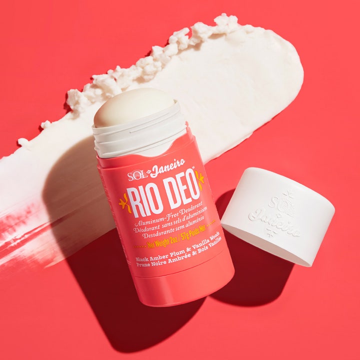 Sol de Janeiro Rio Deo 40 Deodorant 57 ml i koralrød emballage vist med cremet hvid tekstur på rød baggrund