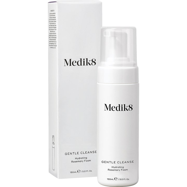 Medik8 GentleCleanse 150 ml fugtgivende ansigtsrens som skum i hvid flaske med gennemsigtigt låg og hvid æske