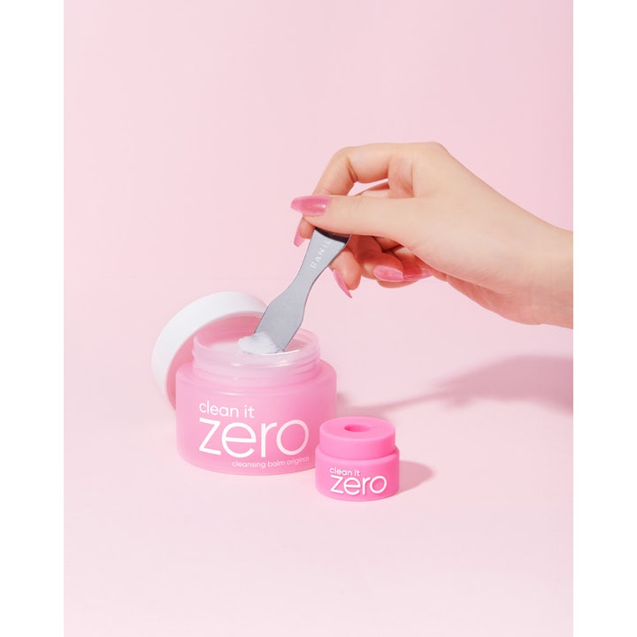 Banila Co Clean It Zero Spatula Set 1 stk hudplejeværktøj med sølv spatel der tager rens fra en lyserød krukke.