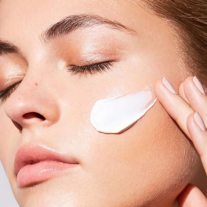 Estée Lauder DayWear Anti-Oxidant Sorbet Cream SPF15 50 ml dagcreme påføres som en let hvid tekstur på huden.