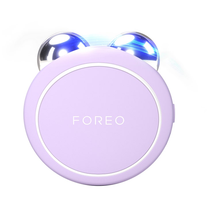 Foreo Bear 2 eyes & lips opstrammende ansigtspleje i lys lilla design med to blanke metalkugler til mikrostrøm.