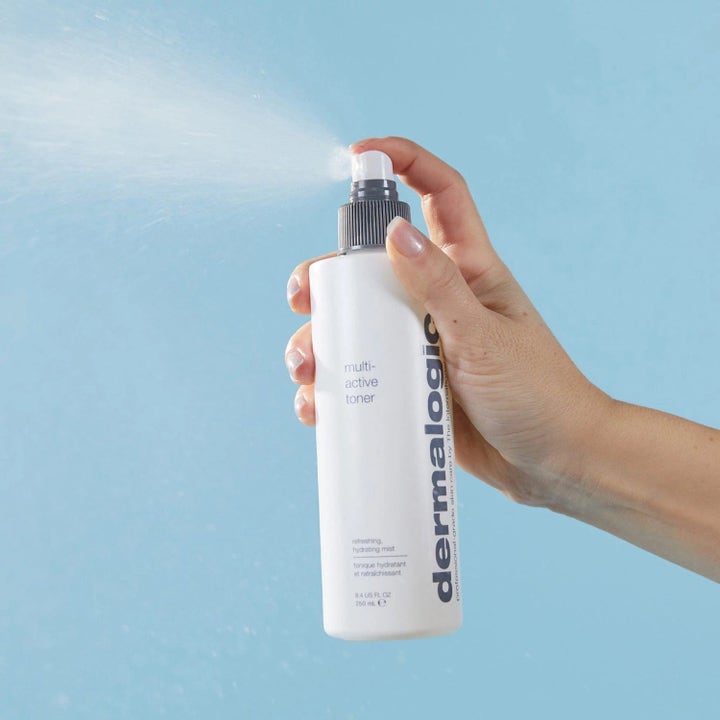 Dermalogica Multi-Active Toner 250 ml opfriskende mist sprayes fra hvid flaske og fugter huden med et fint lag.