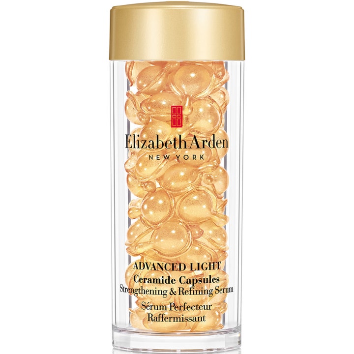 Elizabeth Arden Advanced Light Ceramide Capsules forfinende serum med gyldne kapsler i en klar krukke med guldlåg.