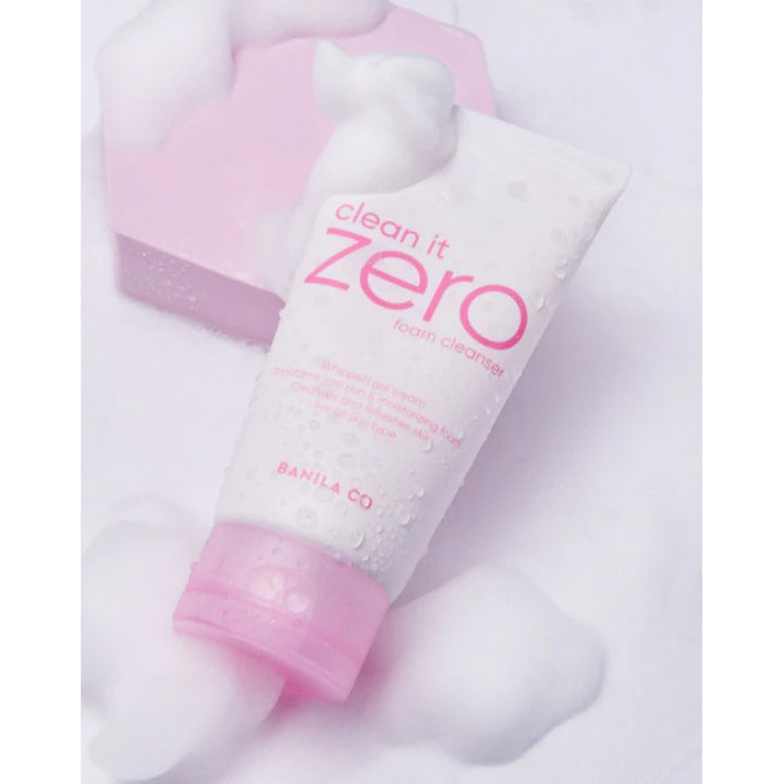 Banila Co Clean It Zero Foam Cleanser 150 ml fugtgivende ansigtsrens i hvid tube omgivet af blødt skum