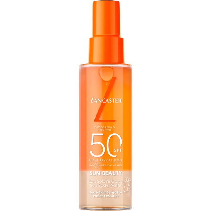Lancaster Sun Beauty Sun Body Water SPF 50 mod fotoældning i en gennemsigtig orange to-faset sprayflaske.
